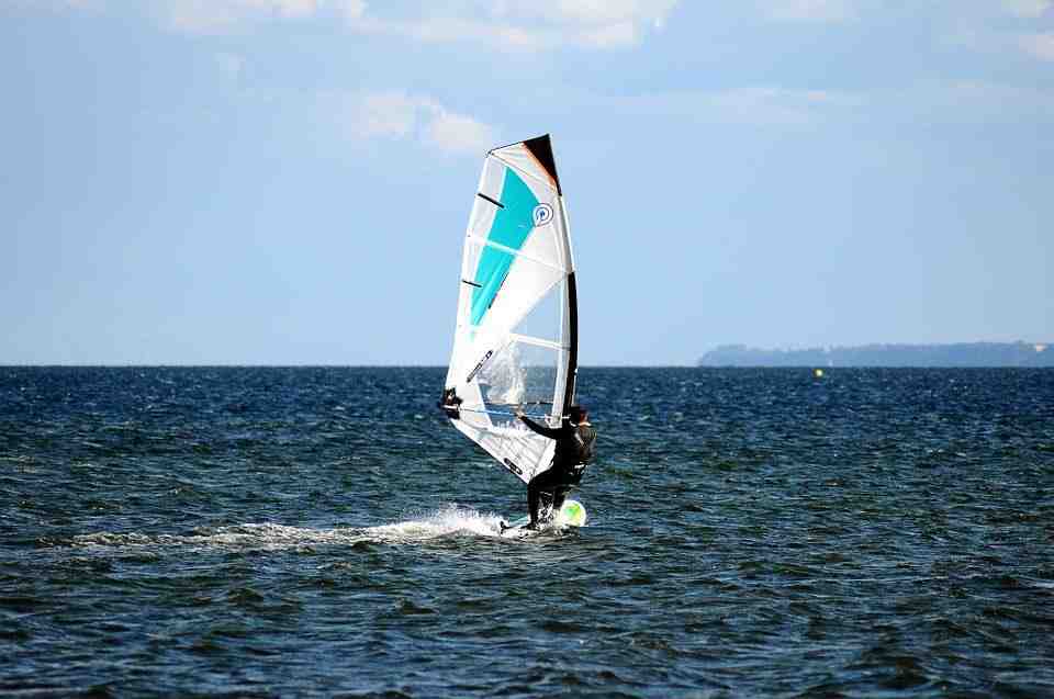 Comment avancer sur une planche à voile ?